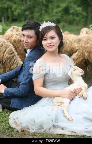 Portrait von Braut und Bräutigam auf jedem anderen schiefen Stockfoto