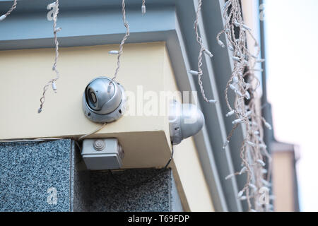 Moderne CCTV-Kameras an der Wand von Gebäude im Freien Stockfoto