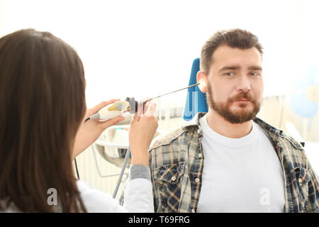 Otolaryngologist Prüfung Ohr des Menschen mit HNO-Teleskop im Krankenhaus Stockfoto