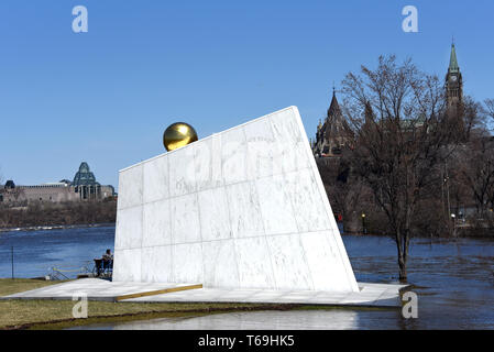 Ottawa, Kanada - 28. April 2019: Die Royal Canadian Navy Denkmal am Richmond Landung zeigt die Auswirkungen von Überschwemmungen betroffen hat eine Menge Stockfoto