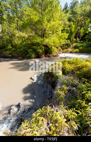 Schwefelhaltige Seen in der Nähe von Manado, Indonesien Stockfoto