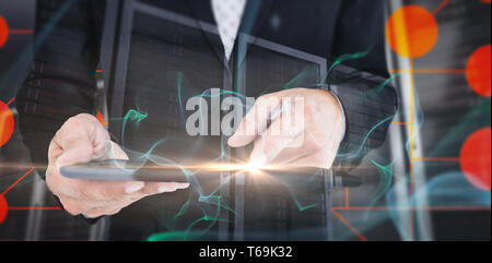 Zusammengesetztes Bild Nahaufnahme der Geschäftsmann mit Tablet-PC Stockfoto
