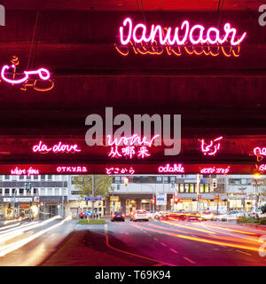 Wohin/Woher beleuchtete Brücke, KunstLichtTore, Bochum, Nordrhein-Westfalen, Deutschland, Europa Stockfoto