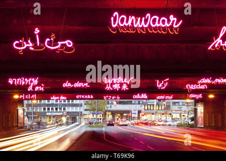 Wohin/Woher beleuchtete Brücke, KunstLichtTore, Bochum, Nordrhein-Westfalen, Deutschland, Europa Stockfoto