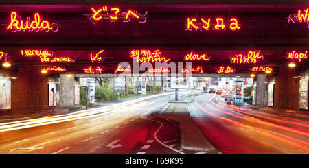 Wohin/Woher beleuchtete Brücke, KunstLichtTore, Bochum, Nordrhein-Westfalen, Deutschland, Europa Stockfoto