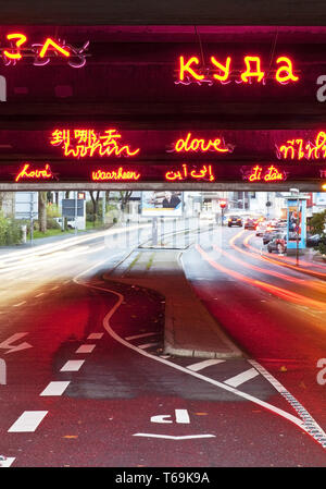 Wohin/Woher beleuchtete Brücke, KunstLichtTore, Bochum, Nordrhein-Westfalen, Deutschland, Europa Stockfoto