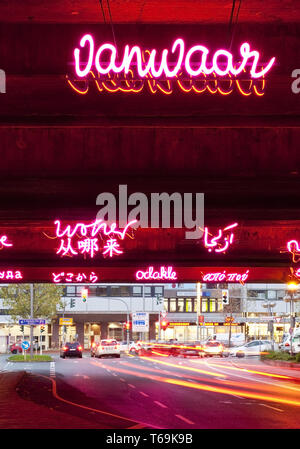 Wohin/Woher beleuchtete Brücke, KunstLichtTore, Bochum, Nordrhein-Westfalen, Deutschland, Europa Stockfoto