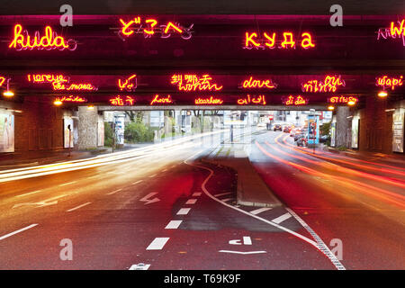 Wohin/Woher beleuchtete Brücke, KunstLichtTore, Bochum, Nordrhein-Westfalen, Deutschland, Europa Stockfoto