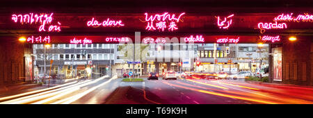 Wohin/Woher beleuchtete Brücke, KunstLichtTore, Bochum, Nordrhein-Westfalen, Deutschland, Europa Stockfoto