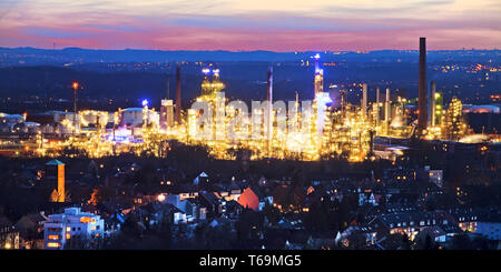 Abwicklung und die Ölraffinerie in der Dämmerung, Gelsenkirchen, Ruhrgebiet, Nordrhein-Westfalen, Deutschland Stockfoto