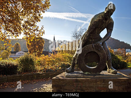 Kalte Walze Denkmal am Stennert Brücke mit Blick auf Hohenlimburg, Hagen, Deutschland Stockfoto