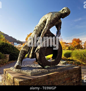 Kalte Walze Denkmal am Stennert Brücke mit Blick auf Hohenlimburg, Hagen, Deutschland Stockfoto