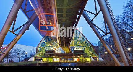 Die Wuppertaler Schwebebahn an der Station Kluse, Wuppertal, Deutschland Stockfoto