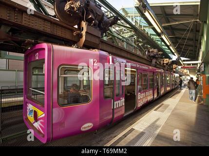 Wuppertaler Schwebebahn am Halteplatz in Sonnborn Straße, Wuppertal, Deutschland Stockfoto