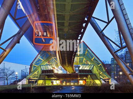 Die Wuppertaler Schwebebahn an der Station Kluse mit der Wupper, Deutschland Stockfoto