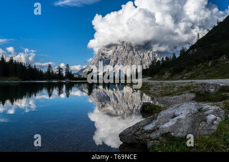 Bergsee und Mt. Zugspitze Stockfoto