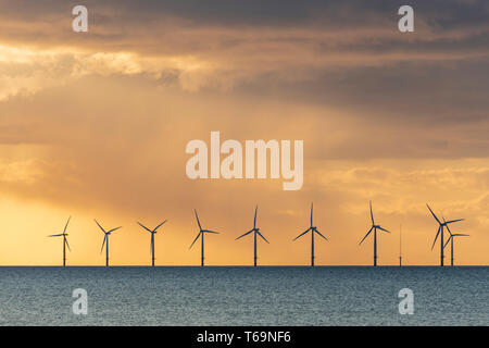 Turbinen der Offshore Windpark Gwynt y Mor, Colwyn Bay, North Wales Küste bei Sonnenuntergang Stockfoto