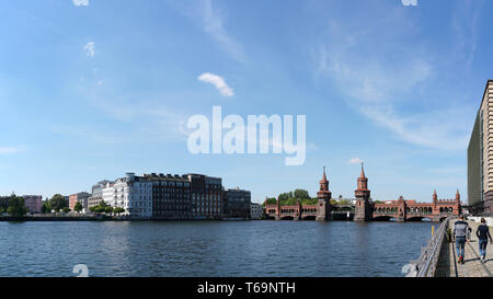 Die Spree in Berlin und der Oberbaumbrücke Stockfoto