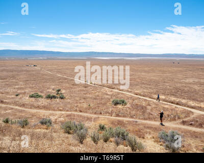 Familie wandern und unter Foto bei Wallace Creek Trail, San Andreas Störung, Carizzo Plain National Monument an sonnigen Frühlingstag, Kern County, Californi Stockfoto