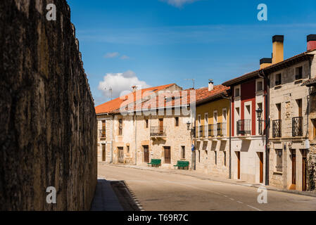 Santo Domingo de Silos, Spanien - 16. April 2019: malerische Aussicht auf die alten, traditionellen Dorf in Burgos, Kastilien und Leon Stockfoto