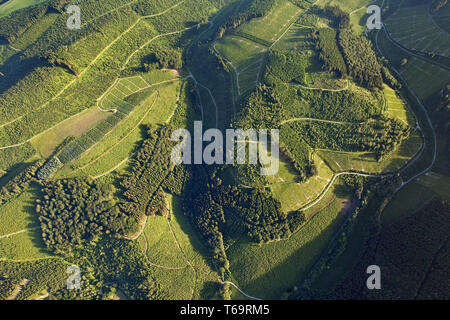 Luftaufnahme von einer Landschaft im Sommer, Eslohe, Sauerland, Nordrhein-Westfalen, Deutschland, Europa Stockfoto