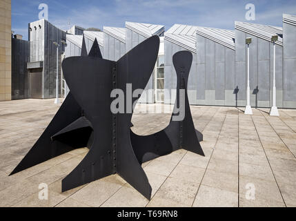 Kunst Museum Abteiberg mit Skulptur, Mönchengladbach, Niederrhein, Nordrhein-Westfalen, Deutschland Stockfoto