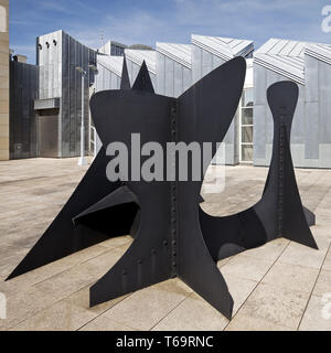 Kunst Museum Abteiberg mit Skulptur, Mönchengladbach, Niederrhein, Nordrhein-Westfalen, Deutschland Stockfoto