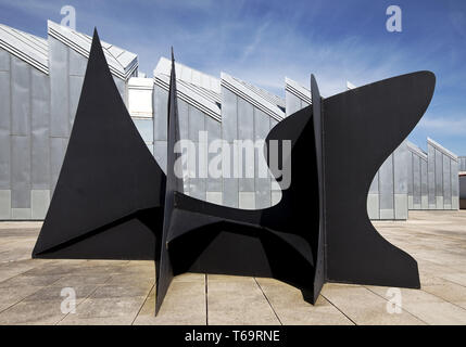 Kunst Museum Abteiberg mit Skulptur, Mönchengladbach, Niederrhein, Nordrhein-Westfalen, Deutschland Stockfoto