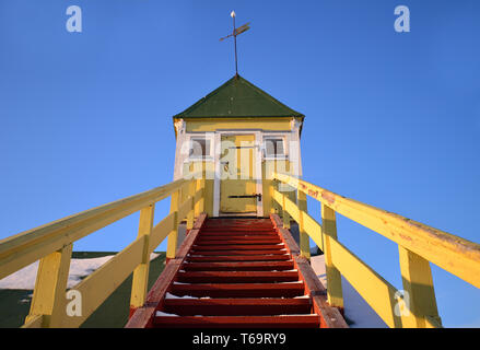 In der Nähe des farbenfrohen traditionellen norwegischen Beach Hut mit Treppen an einem sonnigen Tag. Norwegen. Stockfoto