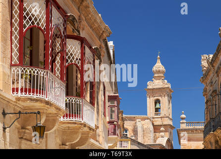 Seitenansicht eines traditionellen maltesischen Stil Balkone in Mdina. Malta. Stockfoto