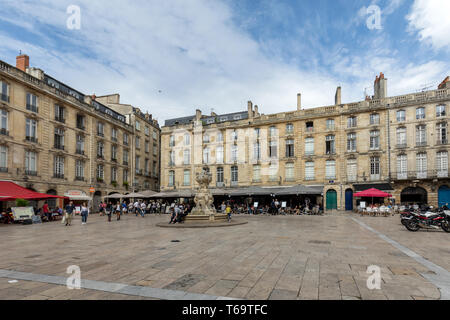 Bordeaux, Frankreich - 9. September 2018: Parlament Platz oder die Place du Parlement. Historischen Platz mit einem reich verzierten Brunnen, Cafés und Restaurants finden Sie in Stockfoto