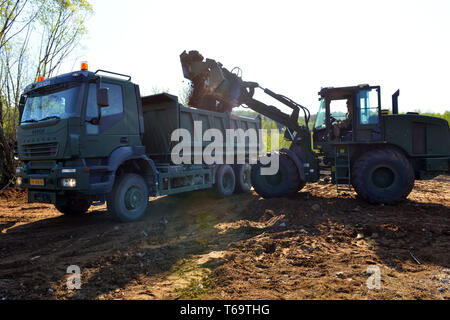 Us-Armee Fallschirmjäger Brigade zu 54th Engineer Battalion zugeordnet, 173Rd Airborne Brigade, und kroatischen Soldaten arbeiten hohe Mobilität Bagger Baumaschinen im Bereich Schulungen für übung Wellenschliff in Slunj, Kroatien, Jan. 20, 2019 vorzubereiten. Übung die gezahnte Kante ist ein live Feuer und Kampffertigkeiten proficiency Training übung für die Feuerwehr 54th Engineer Battalion, 173Rd Airborne Brigade. Über 300 Fallschirmjäger werden auf Ihre individuellen und Crew qualifizieren serviert Waffen, und zur Bekämpfung der Bereitschaft, im Engineering, der militärische Geheimdienst und Signal Fertigkeiten während dieser Ausbildung in Kroatien, Apr. Stockfoto