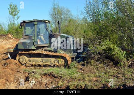 Die US-Armee Fallschirmjäger Brigade zu 54th Engineer Battalion zugeordnet, 173Rd Airborne Brigade, und kroatischen Soldaten arbeiten hohe Mobilität Bagger Baumaschinen im Bereich Schulungen für übung Wellenschliff in Slunj, Kroatien, Jan. 20, 2019 vorzubereiten. Übung die gezahnte Kante ist ein live Feuer und Kampffertigkeiten proficiency Training übung für die Feuerwehr 54th Engineer Battalion, 173Rd Airborne Brigade. Über 300 Fallschirmjäger werden auf Ihre individuellen und Crew qualifizieren serviert Waffen, und zur Bekämpfung der Bereitschaft, im Engineering, der militärische Geheimdienst und Signal Fertigkeiten während dieser Ausbildung in Kroatien, Ap Stockfoto