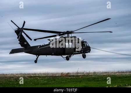 Indiana National Guard Soldaten der 81th Truppe Befehl und der 38th Infantry Division Verhalten rappel und spezielle patrouille infilitration/exfiltration System Training im Camp Atterbury. Camp Atterbury ist ein Zustand von Indiana und Verteidigungsministerium kollaborative Unternehmen, deren Bemühungen auf die Schaffung und den Betrieb einer sehr realistischen, verantwortungsbewusst, zeitgemäß und entwicklungspolitischen Testumgebung, in denen gemeinsame, ressortübergreifende, zwischenstaatlichen, staatlichen und nicht-staatlichen Funktionen wie ein Team für den Einsatz in der Unterstützung der nationalen Anforderungen sowohl in der Vorbereitung, konzentrieren sich Stockfoto