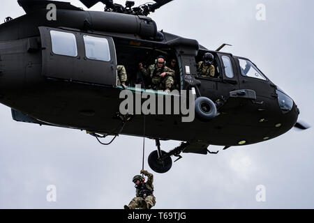 Indiana National Guard Soldaten der 81th Truppe Befehl und der 38th Infantry Division Verhalten rappel und spezielle patrouille infilitration/exfiltration System Training im Camp Atterbury. Camp Atterbury ist ein Zustand von Indiana und Verteidigungsministerium kollaborative Unternehmen, deren Bemühungen auf die Schaffung und den Betrieb einer sehr realistischen, verantwortungsbewusst, zeitgemäß und entwicklungspolitischen Testumgebung, in denen gemeinsame, ressortübergreifende, zwischenstaatlichen, staatlichen und nicht-staatlichen Funktionen wie ein Team für den Einsatz in der Unterstützung der nationalen Anforderungen sowohl in der Vorbereitung, konzentrieren sich Stockfoto
