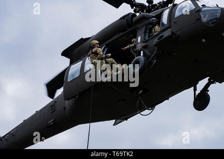 Indiana National Guard Soldaten der 81th Truppe Befehl und der 38th Infantry Division Verhalten rappel und spezielle patrouille infilitration/exfiltration System Training im Camp Atterbury. Camp Atterbury ist ein Zustand von Indiana und Verteidigungsministerium kollaborative Unternehmen, deren Bemühungen auf die Schaffung und den Betrieb einer sehr realistischen, verantwortungsbewusst, zeitgemäß und entwicklungspolitischen Testumgebung, in denen gemeinsame, ressortübergreifende, zwischenstaatlichen, staatlichen und nicht-staatlichen Funktionen wie ein Team für den Einsatz in der Unterstützung der nationalen Anforderungen sowohl in der Vorbereitung, konzentrieren sich Stockfoto