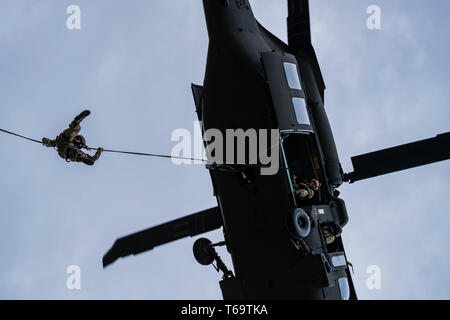 Indiana National Guard Soldaten der 81th Truppe Befehl und der 38th Infantry Division Verhalten rappel und spezielle patrouille infilitration/exfiltration System Training im Camp Atterbury. Camp Atterbury ist ein Zustand von Indiana und Verteidigungsministerium kollaborative Unternehmen, deren Bemühungen auf die Schaffung und den Betrieb einer sehr realistischen, verantwortungsbewusst, zeitgemäß und entwicklungspolitischen Testumgebung, in denen gemeinsame, ressortübergreifende, zwischenstaatlichen, staatlichen und nicht-staatlichen Funktionen wie ein Team für den Einsatz in der Unterstützung der nationalen Anforderungen sowohl in der Vorbereitung, konzentrieren sich Stockfoto