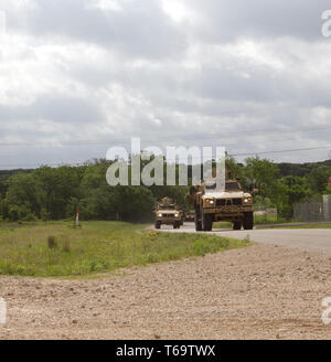 163 Military Intelligence Battalion Fahrzeuge führen einen Konvoi während einer Bereitstellung die Bereitschaft übung, 29. April 2019, Fort Hood, Texas. "Unsere Soldaten gerade ihre Zertifizierung und diese Bereitschaft Übung hilft, ihre taktische Bereitschaft und Fähigkeit zu implementieren", sagte Command Sgt. Maj. Austin, der 303Rd MI BN Command Sgt. Major. (U.S. Armee Foto von Sgt. Melissa N. Lessard) Stockfoto