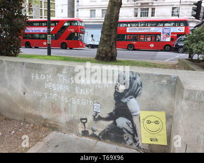 Neue banksy "Meisterwerk" an einer Wand in Marble Arch. Ein neues Stück "banksy" Artwork links nach dem Aussterben Rebellion Demonstranten Marble Arch letzte Woche links könnte im Wert von £ 1 Millionen sein. Wenn echte - und Kunst Experten behaupten es definitiv ihm ist - es könnte für rund 1 Million £ verkaufen, aber nur wenn es kann entfernt werden. Westminster Rat haben jetzt eine schützende Plexiglas Platte über das Stück von Street Art platziert, wie es bereits einige defacement mit roter und blauer Schrift und einer gelben Miley ' Prospekt an die Wand geklebt worden waren. Stockfoto