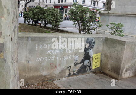 London, Großbritannien. 29 Apr, 2019. Neue banksy "Meisterwerk" an einer Wand in Marble Arch. Ein neues Stück "banksy" Artwork links nach dem Aussterben Rebellion Demonstranten Marble Arch letzte Woche links könnte im Wert von £ 1 Millionen sein. Wenn echte - und Kunst Experten behaupten es definitiv ihm ist - es könnte für rund 1 Million £ verkaufen, aber nur wenn es kann entfernt werden. Westminster Rat haben jetzt eine schützende Plexiglas Platte über das Stück von Street Art platziert, wie es bereits einige defacement mit roter und blauer Schrift und einer gelben Miley ' Prospekt an die Wand geklebt worden waren. (Bild: © Keith Ma Stockfoto