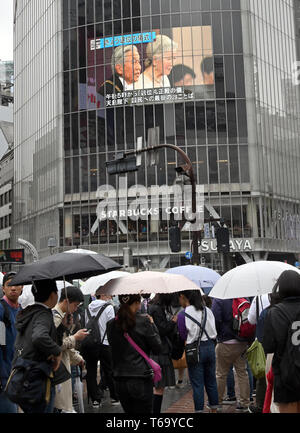 Tokio, Japan. 30 Apr, 2019. Kaiser Akihito und Kaiserin Michiko gesehen auf einem riesigen Bildschirm im Tokyo Shibuya Bezirk an einem regnerischen Dienstag, 30. April 2019, als Akihito wird eingestellt, um bei 5 zur Abdankung: 00:00 Uhr Ortszeit, wodurch er zu der ersten japanischen Monarch so in über zweihundert Jahre zu tun. Auch dies markiert das Ende der Kaiserzeit von Heisei. Thronfolger, die Chrysantheme Thron Naruhito wird erwartet, seinen Vater als Kaiser am 1. Mai 2019 gelingt, markiert den Beginn der neuen imperialen Ära der Reiwa. Quelle: Lba Co.Ltd./Alamy leben Nachrichten Stockfoto