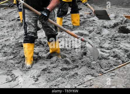 Berlin, Deutschland. 29 Apr, 2019. Bauarbeiten im Gange ist auf das zweite feste Spielstätte des Berliner Ensembles, Bauarbeiter sind die Verteilung der frischen Beton. Das Gebäude des neuen Theaters wird im Innenhof des Theaters gebaut werden. Foto: Jens Kalaene/dpa/Alamy leben Nachrichten Stockfoto