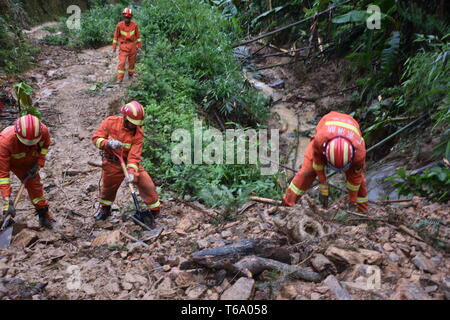 (190430) - QINGYUAN, April 30, 2019 (Xinhua) - Retter arbeiten an der Unfallstelle in Qingyuan Stadt, im Süden der chinesischen Provinz Guangdong, 30. April 2019. Vier Personen waren tot bestätigt und zwei blieb fehlen nach einer Flut ein Dorf in Guangdong Montag Nacht schlug, lokale Behörden sagte Dienstag. Ein holzschuppen war durch einen Erdrutsch begraben nach einem Regen - Flut hit Niujiao Dorf in Jitian Township, Lianshan Zhuang, Yao autonomen Grafschaft in der Stadt Qingyuan um 21.00 Uhr am Montag ausgelöst, entsprechend den Notfallplan des City Management Bureau. Nach Erhalt des Berichts des Unfalls, die Cou Stockfoto