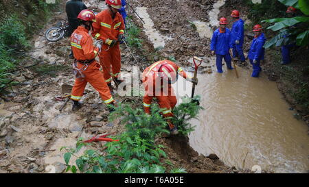 (190430) - QINGYUAN, April 30, 2019 (Xinhua) - Retter arbeiten an der Unfallstelle in Qingyuan Stadt, im Süden der chinesischen Provinz Guangdong, 30. April 2019. Vier Personen waren tot bestätigt und zwei blieb fehlen nach einer Flut ein Dorf in Guangdong Montag Nacht schlug, lokale Behörden sagte Dienstag. Ein holzschuppen war durch einen Erdrutsch begraben nach einem Regen - Flut hit Niujiao Dorf in Jitian Township, Lianshan Zhuang, Yao autonomen Grafschaft in der Stadt Qingyuan um 21.00 Uhr am Montag ausgelöst, entsprechend den Notfallplan des City Management Bureau. Nach Erhalt des Berichts des Unfalls, die Cou Stockfoto