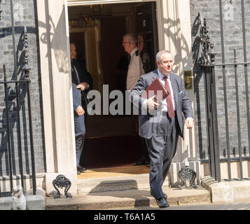 London, 30. April 2019, Geoffrey Cox Blätter einer Kabinettssitzung am 10 Downing Street, London Credit Ian Davidson/Alamy leben Nachrichten Stockfoto