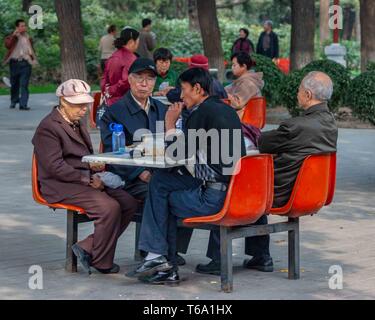 Peking, China. Okt, 2006 18. Eine chinesische Familie Gruppe essen Mittagessen an einem Tisch im Freien in der Beijing Zoo Park Credit: Arnold Drapkin/ZUMA Draht/Alamy leben Nachrichten Stockfoto