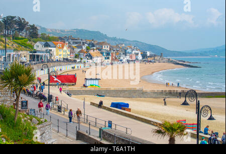 Lyme Regis, Dorset, Großbritannien. 30 Apr, 2019. UK Wetter: Besucher genießen Sie warmen sonnigen Perioden mit einem hellen kühlen Brise am Strand in Lyme Regis. Kühlere Bedingungen sind für die bevorstehenden Anfang Mai Feiertag prognostiziert. Credit: Celia McMahon/Alamy leben Nachrichten Stockfoto