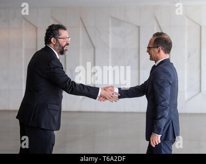 Brasilia, Brasilien. 30 Apr, 2019. Heiko Maas (SPD, r), Außenminister der Bundesrepublik Deutschland, und Ernesto Araujo, Außenminister Brasiliens, begrüßen einander im Außenministerium in der Brasilianischen Hauptstadt. Die Maas Reise nach Lateinamerika ist der Auftakt zu einer politischen und wirtschaftlichen offensive Beziehungen zu dem Kontinent wieder zu stärken. Credit: Fabian Sommer/dpa/Alamy leben Nachrichten Stockfoto