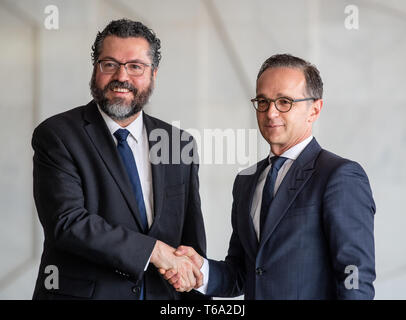 Brasilia, Brasilien. 30 Apr, 2019. Heiko Maas (SPD, r), Außenminister der Bundesrepublik Deutschland, und Ernesto Araujo, Außenminister Brasiliens, begrüßen einander im Außenministerium in der Brasilianischen Hauptstadt. Die Maas Reise nach Lateinamerika ist der Auftakt zu einer politischen und wirtschaftlichen offensive Beziehungen zu dem Kontinent wieder zu stärken. Credit: Fabian Sommer/dpa/Alamy leben Nachrichten Stockfoto