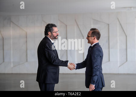 Brasilia, Brasilien. 30 Apr, 2019. Heiko Maas (SPD, r), Außenminister der Bundesrepublik Deutschland, und Ernesto Araujo, Außenminister Brasiliens, begrüßen einander im Außenministerium in der Brasilianischen Hauptstadt. Die Maas Reise nach Lateinamerika ist der Auftakt zu einer politischen und wirtschaftlichen offensive Beziehungen zu dem Kontinent wieder zu stärken. Credit: Fabian Sommer/dpa/Alamy leben Nachrichten Stockfoto